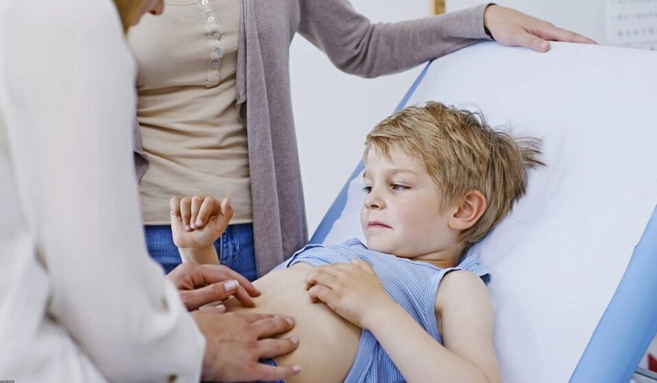 identifikace parazitů lékařem u dítěte